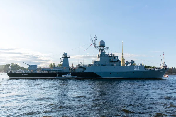 Barcos Militares Fondo Del Terraplén San Petersburgo Día Marina Rusa —  Fotos de Stock