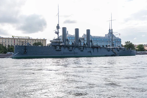 圣彼得堡的 奥罗拉号 巡洋舰传说中的战舰停泊在北部首府彼得罗格拉底斯卡娅的堤岸上 北方首都的象征 俄罗斯 圣彼得堡 2020年7月20日 — 图库照片