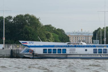 Peterhof 'taki iskelede hızlı bir meteor. Aşağı park. Çok koltuklu motorlu yolcu gemisi. Büyük Saray Müzesi. Rusya, Peterhof, 08.26.2019.