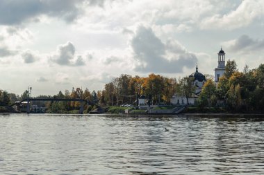 Sudan, sonbaharda Ust-Izhora 'daki Kutsal Büyük Dük Alexander Nevsky Kilisesi' ne bakın. Tekne gezisi. Rusya, St. Petersburg, 30 Eylül 2020