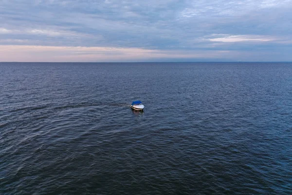 Barco Recreo Blanco Contra Sol Poniente Golfo Finlandia Día Verano — Foto de Stock