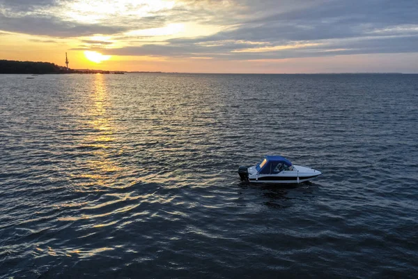 Білий Човен Проти Заходу Сонця Фінській Затоці Літній День Пароплав — стокове фото