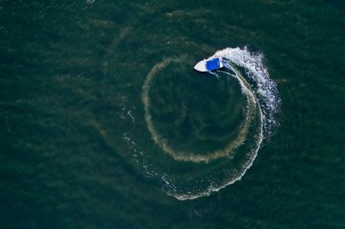 Bir yaz gününde beyaz bir zevk teknesinin havadan görünüşü. Sürat teknesi. # Denizde bir döngü #