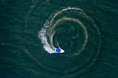Bir yaz gününde beyaz bir zevk teknesinin havadan görünüşü. Sürat teknesi. # Denizde bir döngü #