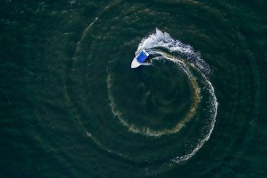 Bir yaz gününde beyaz bir zevk teknesinin havadan görünüşü. Sürat teknesi. # Denizde bir döngü #