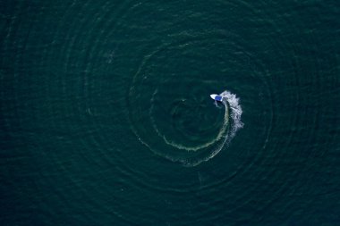 Bir yaz gününde beyaz bir zevk teknesinin havadan görünüşü. Sürat teknesi. # Denizde bir döngü #