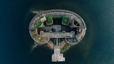 Birinci İskender 'in Kronstadt' taki kalesinin havadan görünüşü. Yaz. Veba. Finlandiya Körfezi 'ndeki savunma yapıları. Kotlin Adası 'nın güneyinde yapay bir ada.