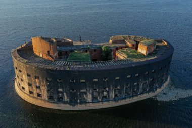 Birinci İskender 'in Kronstadt' taki kalesinin havadan görünüşü. Yaz. Veba. Finlandiya Körfezi 'ndeki savunma yapıları. Kotlin Adası 'nın güneyinde yapay bir ada.