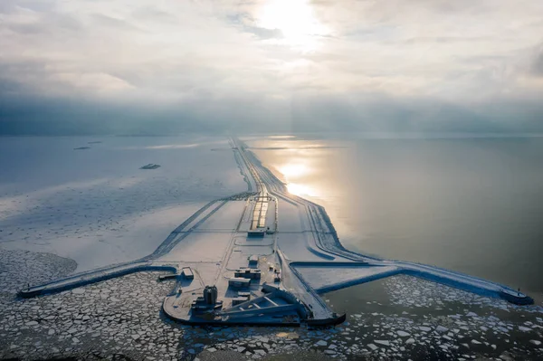 St. Petersburg 'daki sellere karşı korunaklı yapıların panoramik hava görüntüsü. Yönlendirilebilir geçit. Lanet olsun. Çevre yolu. Kış.