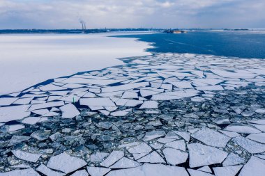 Birinci İskender Kalesi 'nin Kronstadt' taki hava manzarası. Kış vebadır. Finlandiya Körfezi 'ndeki savunma yapıları. Kotlin Adası 'nın güneyinde yapay bir ada..