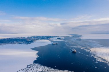 Birinci İskender Kalesi 'nin Kronstadt' taki hava manzarası. Kış vebadır. Finlandiya Körfezi 'ndeki savunma yapıları. Kotlin Adası 'nın güneyinde yapay bir ada..