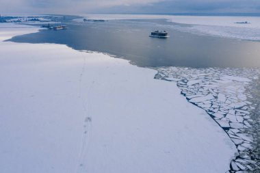Birinci İskender Kalesi 'nin Kronstadt' taki hava manzarası. Kış vebadır. Finlandiya Körfezi 'ndeki savunma yapıları. Kotlin Adası 'nın güneyinde yapay bir ada..