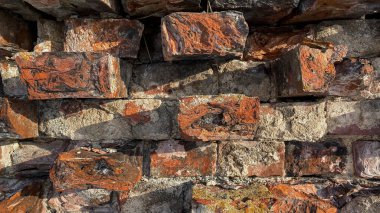 Duvarda yanmış bir kabartma. Yaşlı Tuğla 'da Yosun