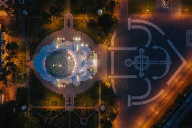 Geceleri Kronstadt 'taki Muhteşem Nicholas' ın Deniz Katedrali 'nin havadan görünüşü. Kotlin Adası. Güney cephesinin ayrıntıları. Denizci çapası. Yaz