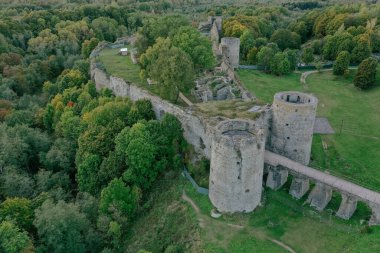 Leningrad Bölgesi 'nin güneybatısındaki Izhora Tepesi' nin kıyısındaki Koporye köyündeki Savunma Kalesi 'nin havadan görünüşü. Yüksek kayalık bir çıkıntı için bir platform