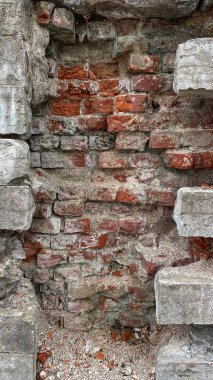 Kırmızı tuğlanın içinde beton duvar. Duvardaki delik. Çimento blokları yok edildi. Duvarı söküyorum.