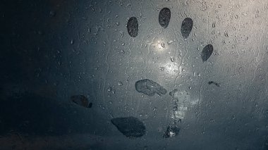 Islak camda parmak izi var. Arabanın sisli yüzeyinde sağ el izleri var..