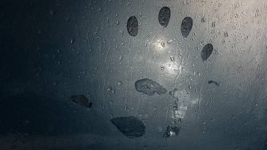 Islak camda parmak izi var. Arabanın sisli yüzeyinde sağ el izleri var..