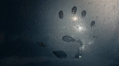 Islak camda parmak izi var. Arabanın sisli yüzeyinde sağ el izleri var..