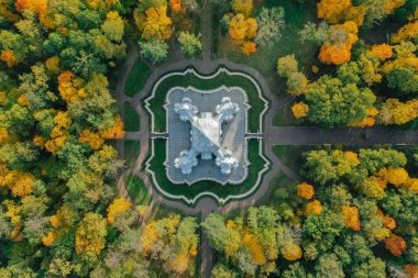 Tsarskoe Selo 'da büyük gölü olan Catherine Park' ın havadan görünüşü. Puşkin. Catherine Sarayı. İnziva köşkü. Rusya, Puşkin, 09.09.2020