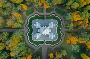 Tsarskoe Selo 'da büyük gölü olan Catherine Park' ın havadan görünüşü. Puşkin. Catherine Sarayı. İnziva köşkü. Rusya, Puşkin, 09.09.2020