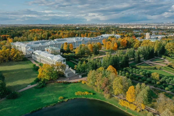 Tsarskoe Selo 'da büyük gölü olan Catherine Park' ın havadan görünüşü. Puşkin. Catherine Sarayı. Kamera Galerisi. Rusya, Puşkin, 09.09.2020.