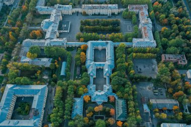 Peterhof 'daki Kuznetsov Donanma Radyo Elektronik Akademisi' nin hava görüntüsü. Sonbahar. Rusya, Peterhof, 09.08.2021