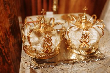 Kilisedeki masanın üzerinde iki altın taç var. Düğün hazırlıkları..