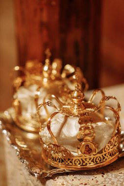 Kilisedeki masanın üzerinde iki altın taç var. Düğün hazırlıkları..