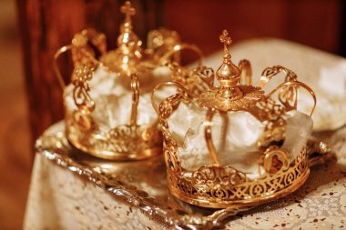 Kilisedeki masanın üzerinde iki altın taç var. Düğün hazırlıkları..