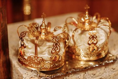 Kilisedeki masanın üzerinde iki altın taç var. Düğün hazırlıkları..