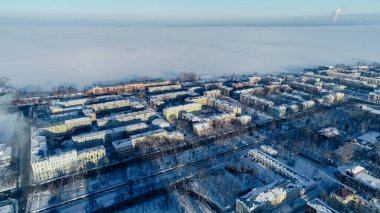 Kronstadt 'ın panoramik hava görüntüsü. Petrovskaya iskelesi gemilerin olduğu yer. Kıyı şeridi. Kotlin Adası. Kış.