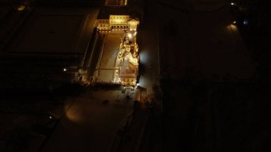 Büyük Saray 'ın yüksekliğinden ve kışın Peterhof' un üst bahçesinden panoramik bir manzara, ön cephe geceleri aydınlatılır. Müze. Rusya, Peterhof, 2.02.2020.