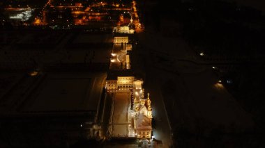 Büyük Saray 'ın yüksekliğinden ve kışın Peterhof' un üst bahçesinden panoramik bir manzara, ön cephe geceleri aydınlatılır. Müze. Rusya, Peterhof, 2.02.2020.