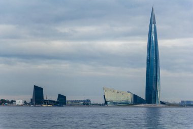 Finlandiya Körfezi kıyısındaki Lakhta Merkezi 'nde Avrupa' nın en yüksek gökdelenine giden bir tekne manzarası