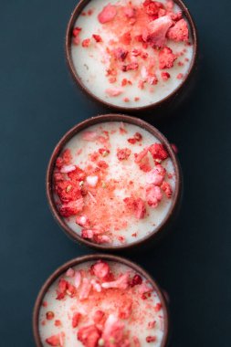 Çaya çilekli çikolata ve şampanya. Pembe çilek parçaları. Yukarıdan bak. Yakın plan.