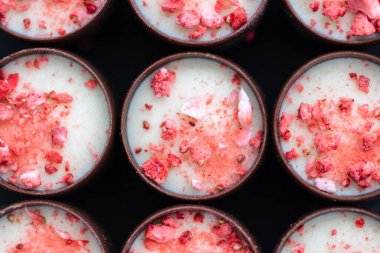 Çaya çilekli çikolata ve şampanya. Pembe çilek parçaları. Yukarıdan bak. Yakın plan.