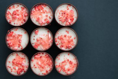 Çaya çilekli çikolata ve şampanya. Pembe çilek parçaları. Yukarıdan bak. Yakın plan.