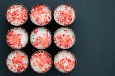 Çaya çilekli çikolata ve şampanya. Pembe çilek parçaları. Yukarıdan bak. Yakın plan.