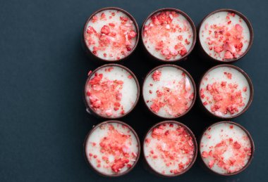 Çaya çilekli çikolata ve şampanya. Pembe çilek parçaları. Yukarıdan bak. Yakın plan.