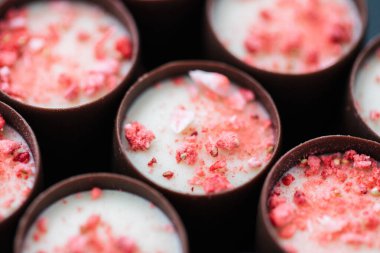 Çaya çilekli çikolata ve şampanya. Pembe çilek parçaları. Yukarıdan bak. Yakın plan.