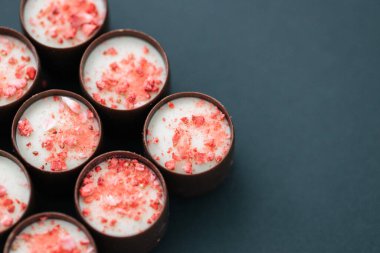 Çaya çilekli çikolata ve şampanya. Pembe çilek parçaları. Yukarıdan bak. Yakın plan.