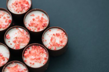 Çaya çilekli çikolata ve şampanya. Pembe çilek parçaları. Yukarıdan bak. Yakın plan.