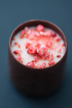 Çaya çilekli çikolata ve şampanya. Pembe çilek parçaları. Yukarıdan bak. Yakın plan.