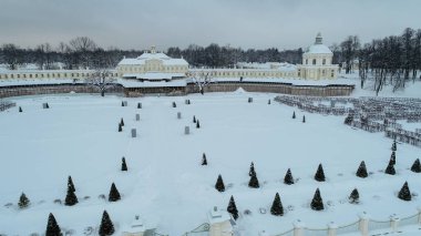 Lomonosov 'daki Büyük Menshikov Sarayı' nın zirvesinden panoramik manzara, kışın aşağı bahçe. Oranienbaum. Rusya, St. Petersburg, 03.03.2021.