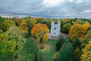 St. Petersburg parkındaki ortaçağ Gotik tarzında kilisenin panoramik hava görüntüsü. Gotik kilise. Sonbahar