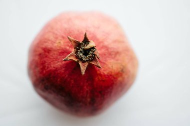 Beyaz dokuda olgun nar meyvesi var. Garnet rengi