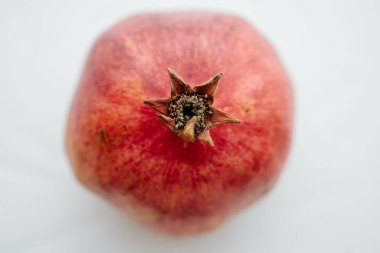 Beyaz dokuda olgun nar meyvesi var. Garnet rengi