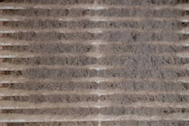 Çok kirli ve tozlu plastik havalandırma ızgarası. Dairedeki havalandırma boşluğu. Kirli hava filtresi. Ev temizliği kavramı