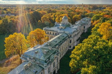 Güneşli bir sonbahar gününde Znamenka saray malikanesinin ön cephesi. Peterhoftaki Znamensky Sarayı. Büyük Dük Nikolai Nikolaevich Sarayı. Rusya, Peterhof, 5.10.2021.